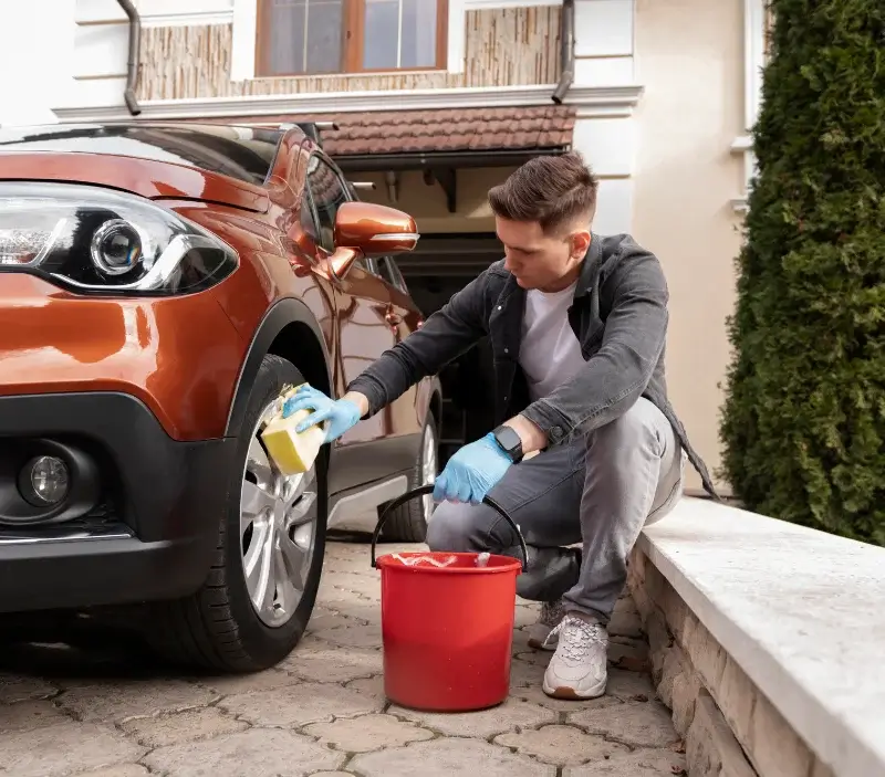 Lavage auto à domicile Pessat-Villeneuve : professionnel intervenant sur un véhicule